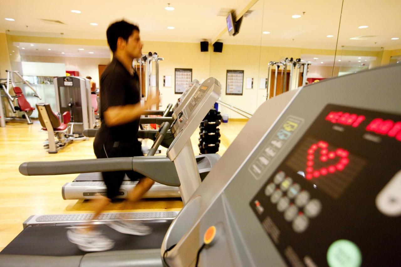 منتجع برايا ديل راي ماريوت جولف آند بيتش Praia del Rei المظهر الخارجي الصورة A treadmill in use