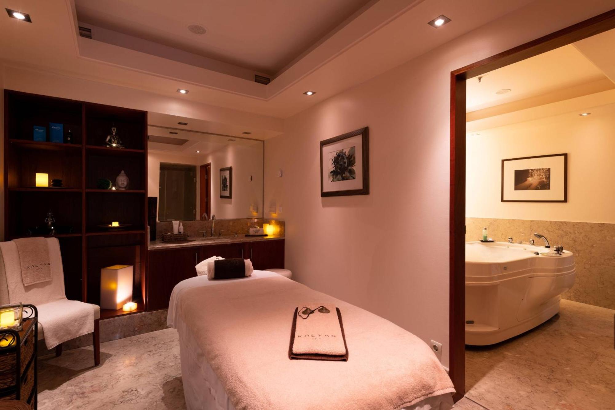 منتجع برايا ديل راي ماريوت جولف آند بيتش Praia del Rei المظهر الخارجي الصورة A treatment room at the Four Seasons Spa