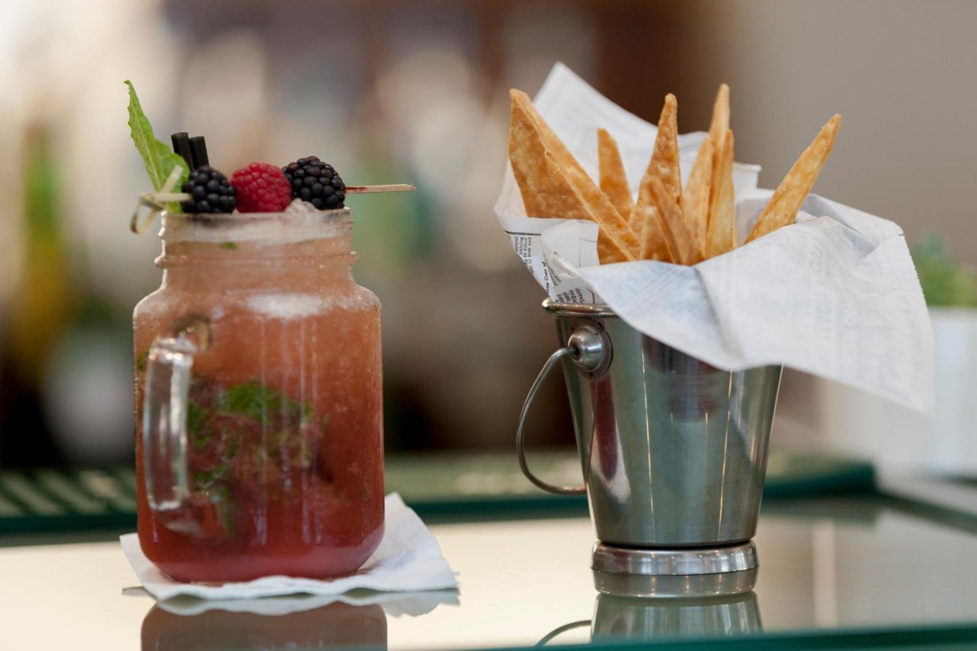 منتجع برايا ديل راي ماريوت جولف آند بيتش Praia del Rei المظهر الخارجي الصورة A cocktail and a snack at the bar