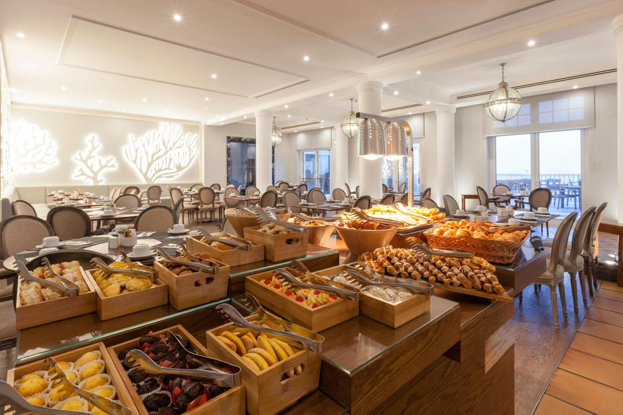 منتجع برايا ديل راي ماريوت جولف آند بيتش Praia del Rei المظهر الخارجي الصورة Breakfast buffet at the hotel